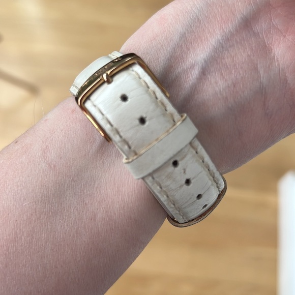 Timex 30m Rose Gold & White Leather Watch - Picture 3 of 6